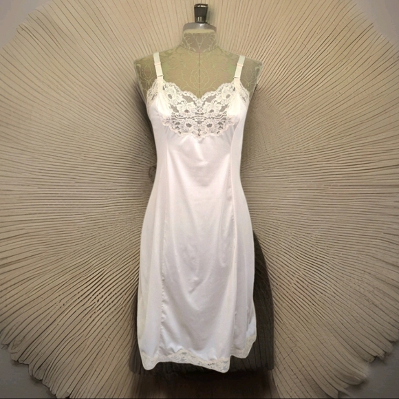 Vintage‎ Wonder Maid Size 32 (Med) Buttercream Full Slip W/Lace Non Cling Nylon - Picture 1 of 7